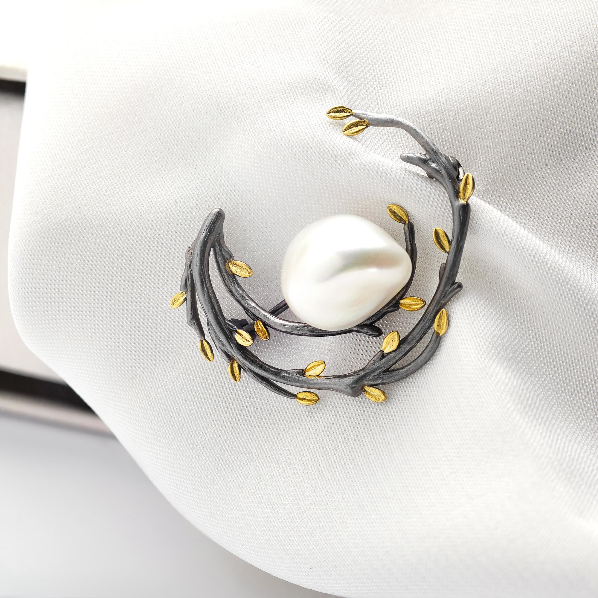 Haftowane inicjały na jedwabnym szalu